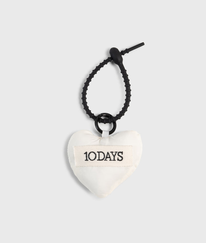 10days heart keychain ecru