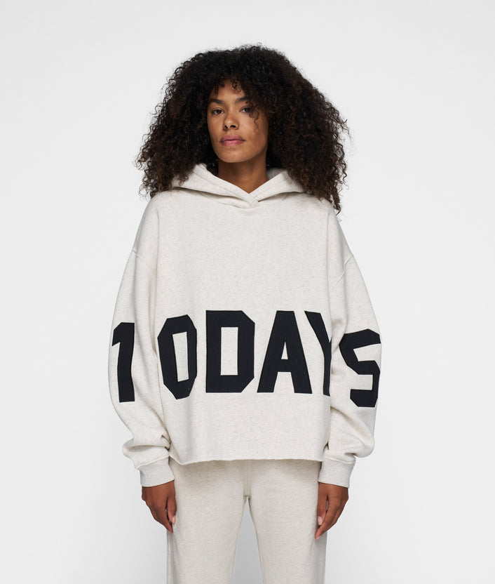10days THE STATEMENT LOGO HOODIE soft white melee