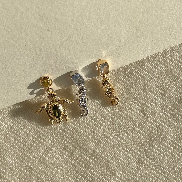 24kae Oorbel Met Steen En Zeepaardje - 424118S