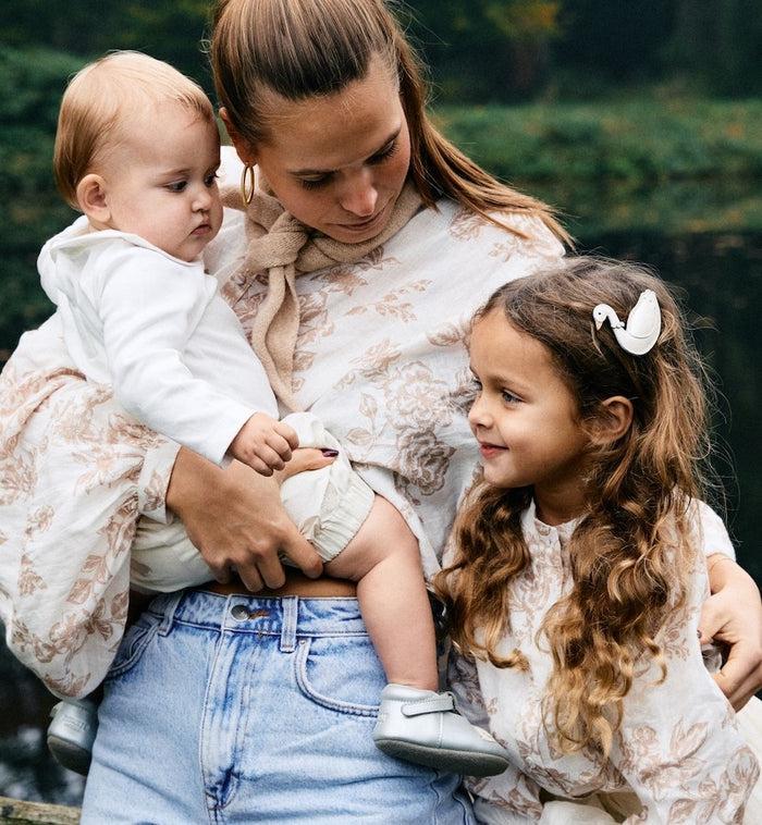 Anna Nina Shimmer Swan Clip