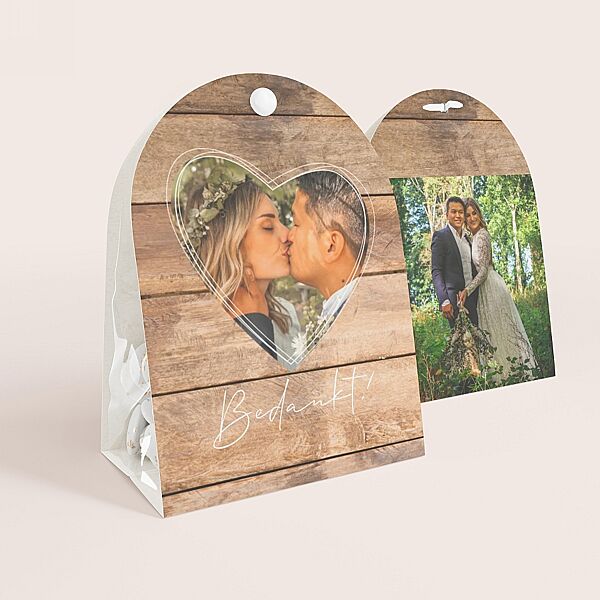 ava Afgerond snoepzakje met trouwfoto's en houten achtergrond