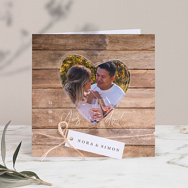 ava Hippe trouwkaart met houten achtergrond en foto in hartje