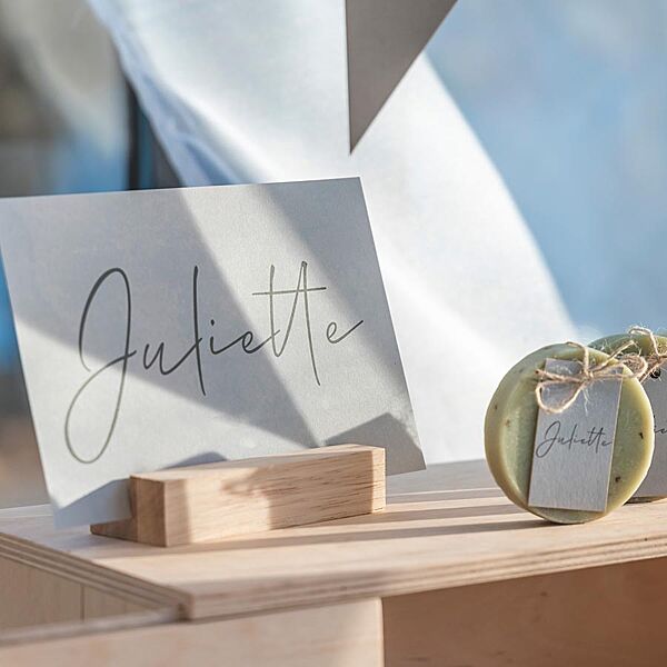 Ava Minimalistische Communie Uitnodiging Grijsgroen Met Naam