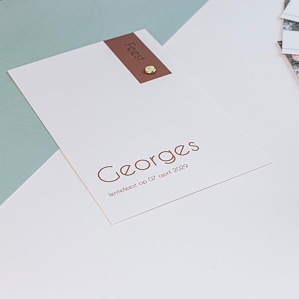 Ava Minimalistische Lentefeest Uitnodiging Met Lederlook Accent