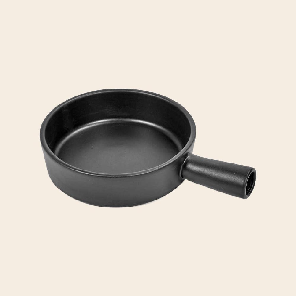 by nord ovenschaal 'Surface' - black pottery