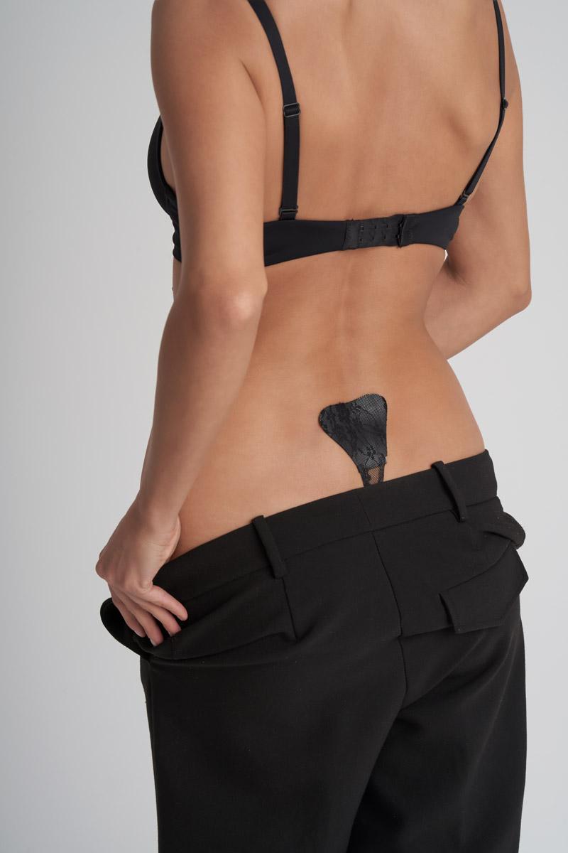 bye bra Zelfklevende String – Zwart Kant