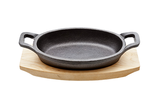 cosy & trendy GIETIJZER GRATINSCHAAL 15.5-20X10CM OVAAL OP BERKENHOUTEN PLANKJE