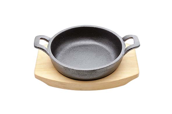 cosy & trendy GIETIJZER GRATINSCHAAL ROND D12CM OP BERKENHOUT PLANKJE 16X13 5X1 5CM