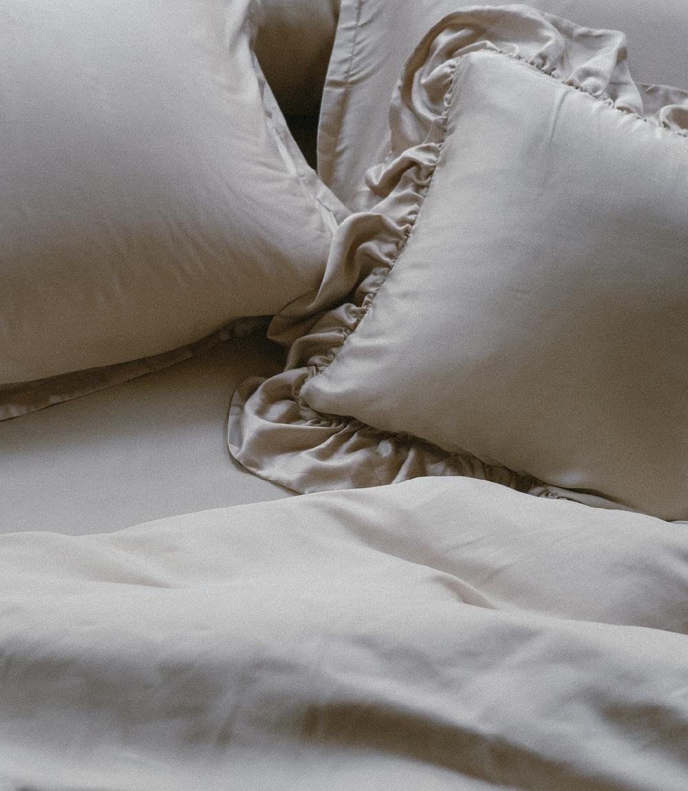 Crisp Sheets Sierkussen Met Ruches | Satijn Tencel™ Oat Milk