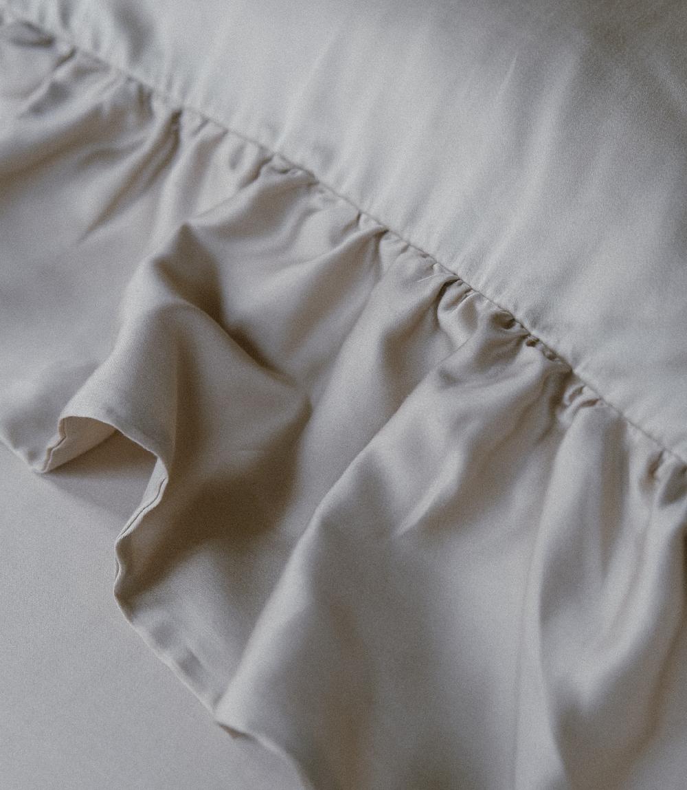 Crisp Sheets Sierkussen Met Ruches | Satijn Tencel™ Oat Milk