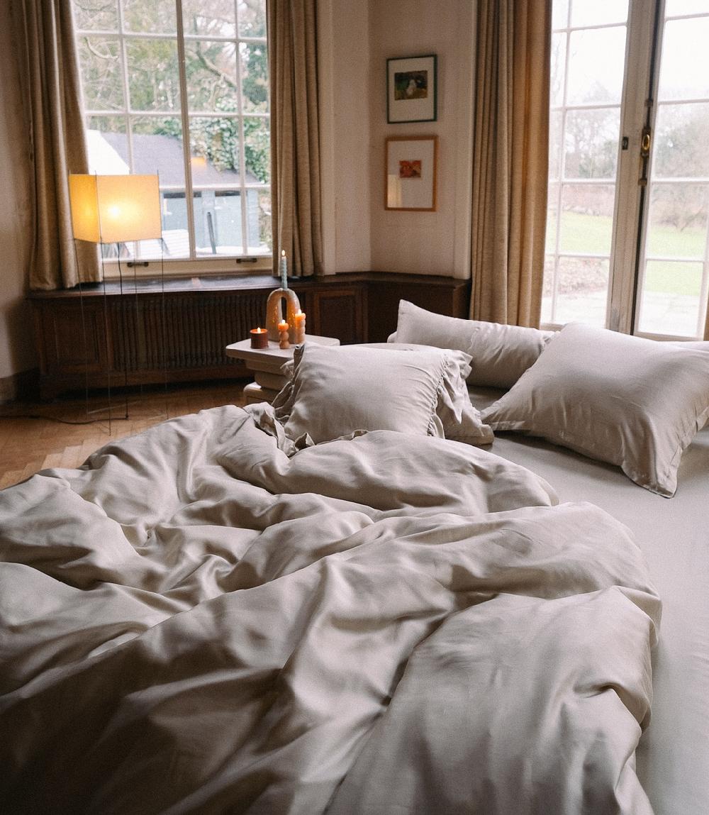 Crisp Sheets Sierkussen Met Ruches | Satijn Tencel™ Oat Milk