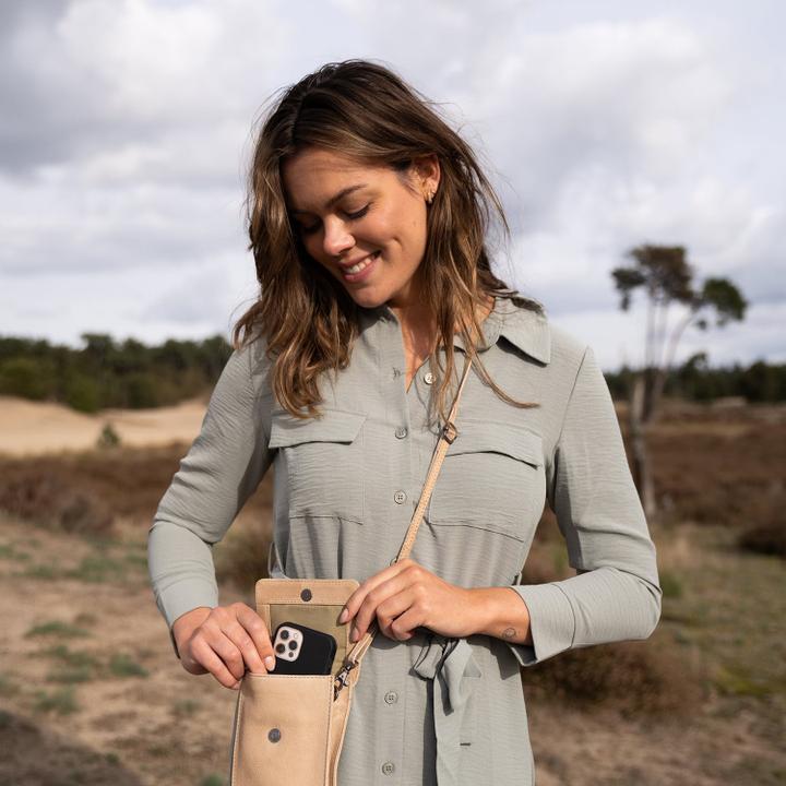 Daniel Ray Hide & Stitches Earth Phonebag Sand