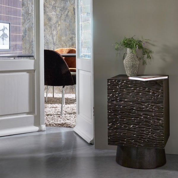 De Eekhoorn CRUMBLE CARVED NACHTKASTJE MET LADES MANGO HOUT DONKERBRUIN