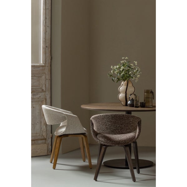 De Eekhoorn YOSSI EETKAMERSTOEL BRUIN MET HOUTEN POOT DONKERBRUIN