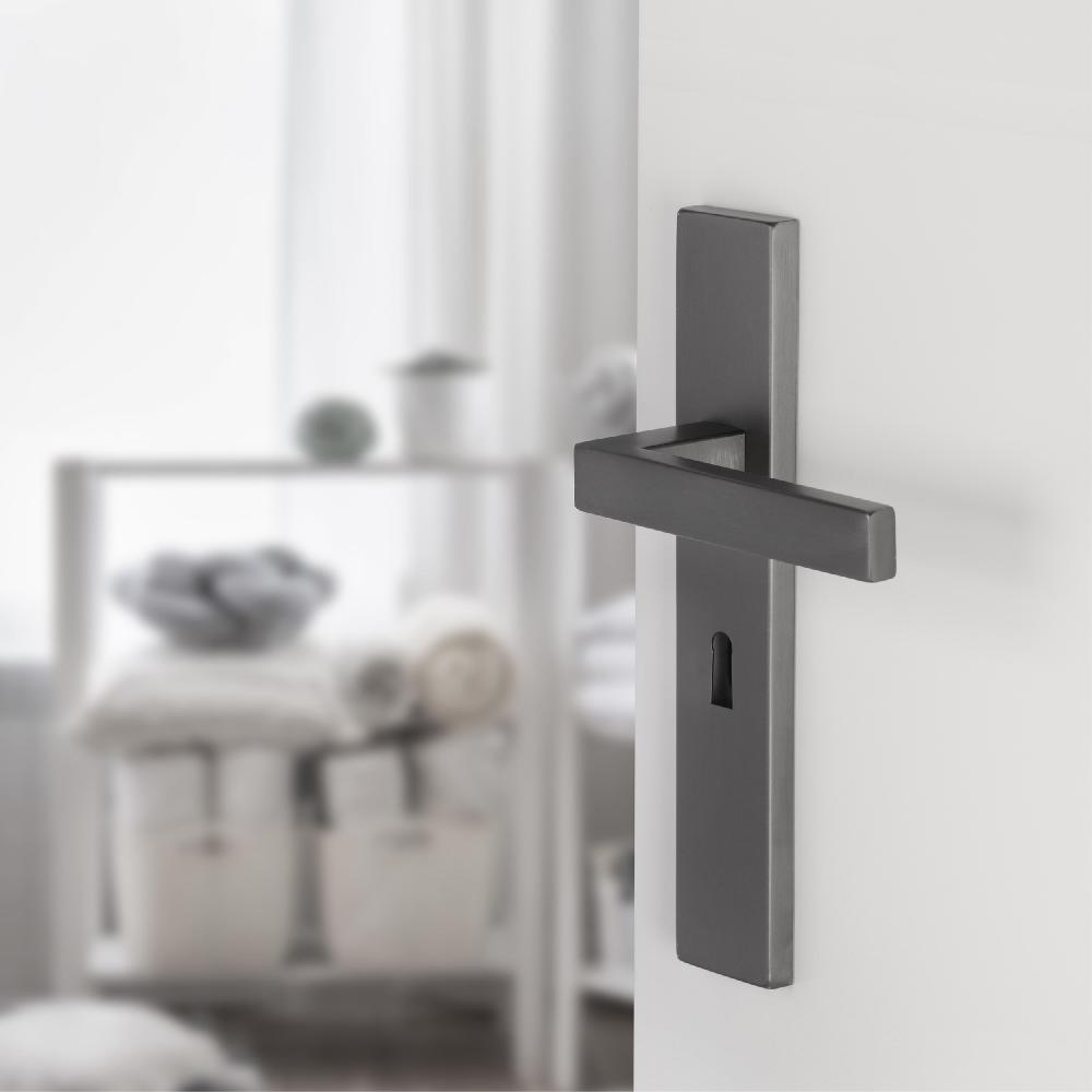 Differnz Differnz Tilburg Deurkruk – Vierkant Schild – Sleutel 56 Mm – Gun Metal