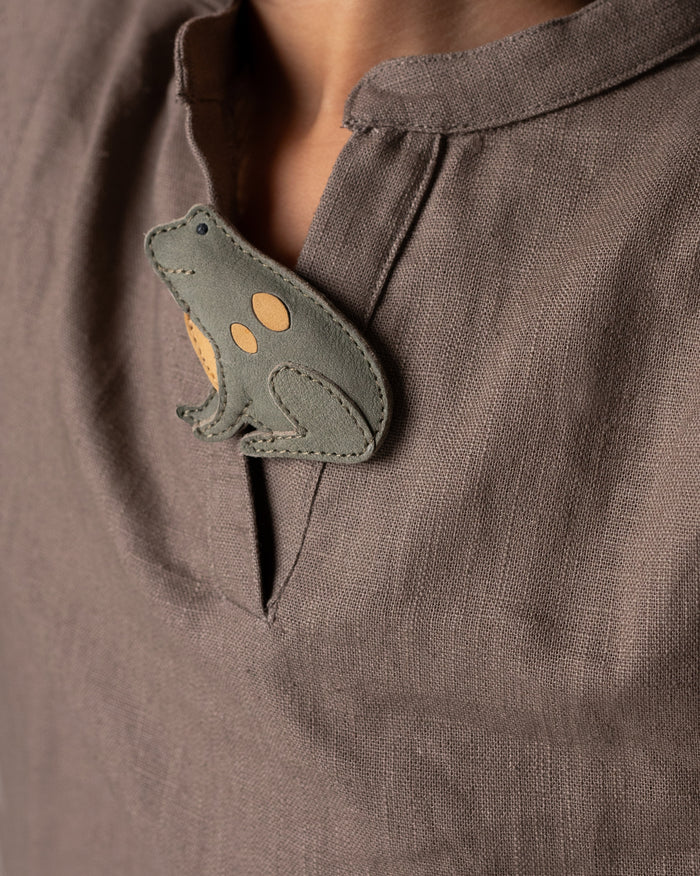 Donsje Lipu Clip | Frog | Stone Nubuck