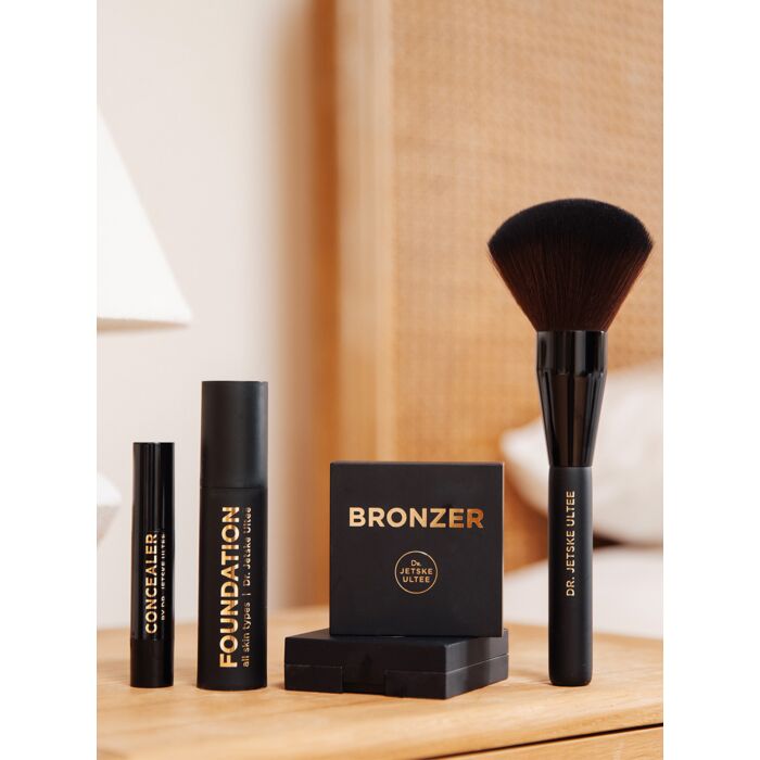 dr. jetske ultee Beautybox set with gentle nourishing make-up The Make-up Set contains the complete line of nourishing make-up. You can choose the correct color Foundation Powder and Concealer yourself. For a subtle color and sh