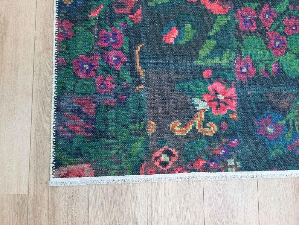 Flycarpets Adrasos Patchwork Zwart Vloerkleed - Gebloemd Wasbaar & Waterdicht