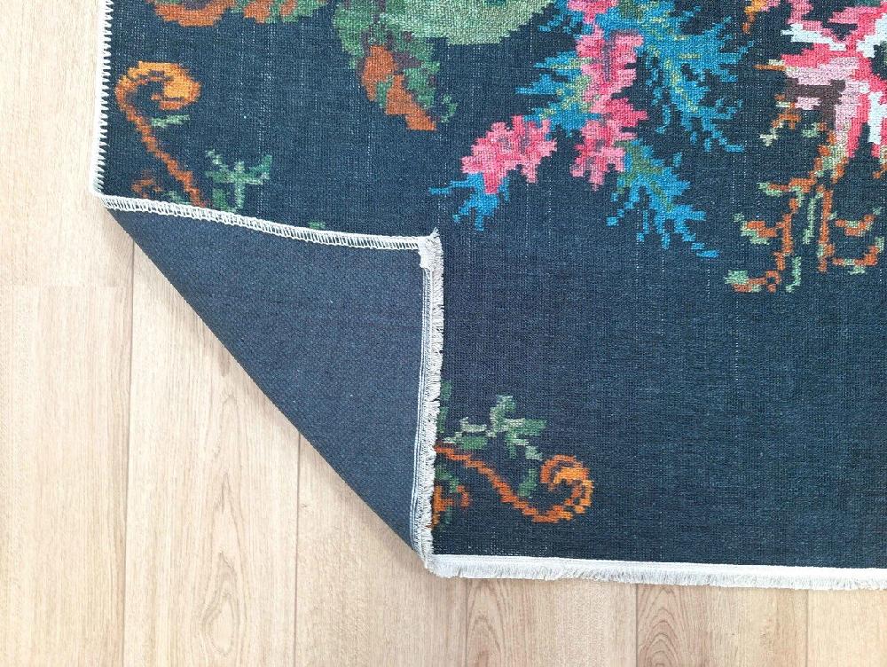 Flycarpets Adrasos Vintage Zwart Vloerkleed - Gebloemd Wasbaar & Waterdicht