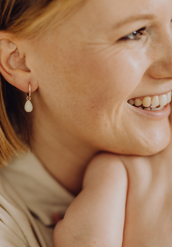 gftd Moedermelk – Druppel edelsteen oorbellen – Moedermelkjuweel