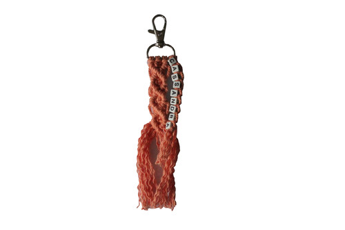 handmade by cassandra Gepersonaliseerde Handgemaakte Sleutelhanger - Macramé in Dark Peach