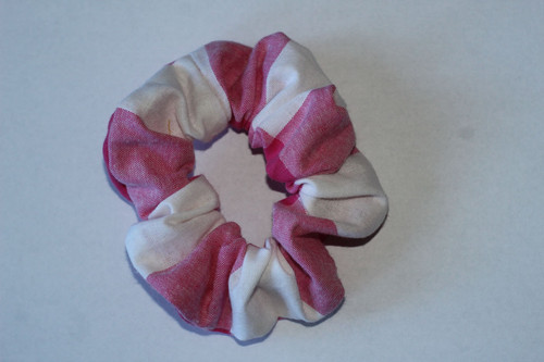 handmade by cassandra Handgemaakte Geruite Scrunchie – Duurzaam & Stijlvol in Roze