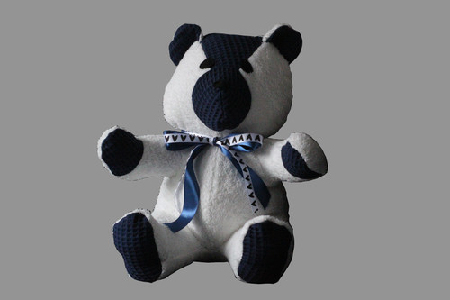 handmade by cassandra Handgemaakte Knuffelbeer - Wit & Donker Blauw