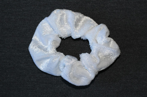 handmade by cassandra Handgemaakte Scrunchie – Tijdloos Wit Velours
