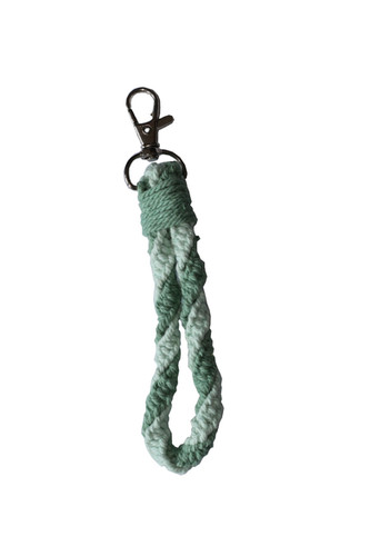 handmade by cassandra Handgemaakte Sleutelhanger - Macramé in Mint & Dark Mint