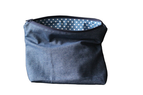 handmade by cassandra Handgemaakte Toilettas – Ruim & Stijlvol van Jeansstof en Hartjesvoering