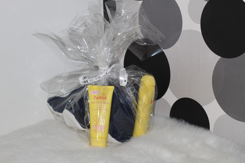 handmade by cassandra Kraamcadeaupakket: Knuffelwalvis & Zwitsal – Kant-en-klaar om te geven