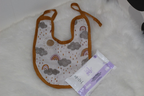 handmade by cassandra Kraamcadeaupakket: Slabbetje & Naïf lotion wipes