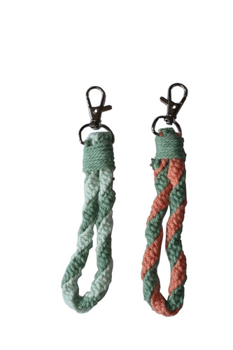 handmade by cassandra Set van 2 Handgemaakte Sleutelhangers - Macramé in Dark Peach Mint & Dark Mint