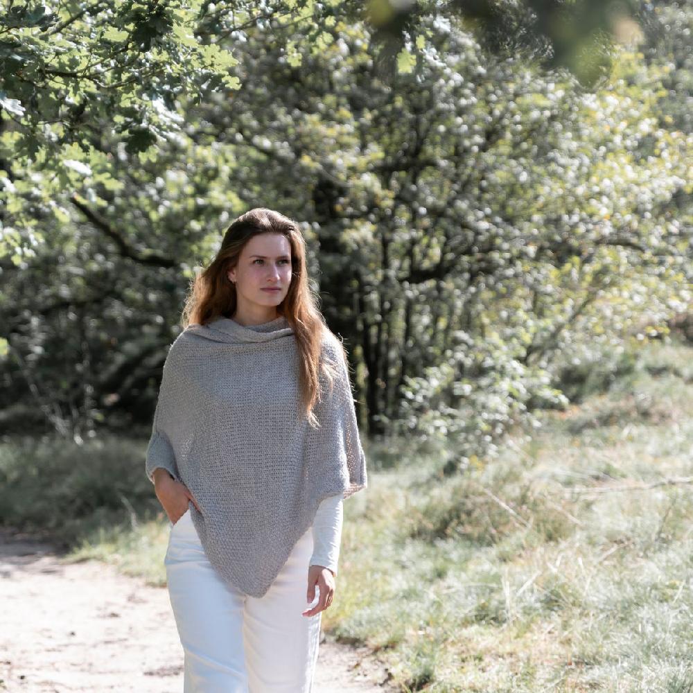 Knit Factory Coco Gebreide Poncho Cappuccino