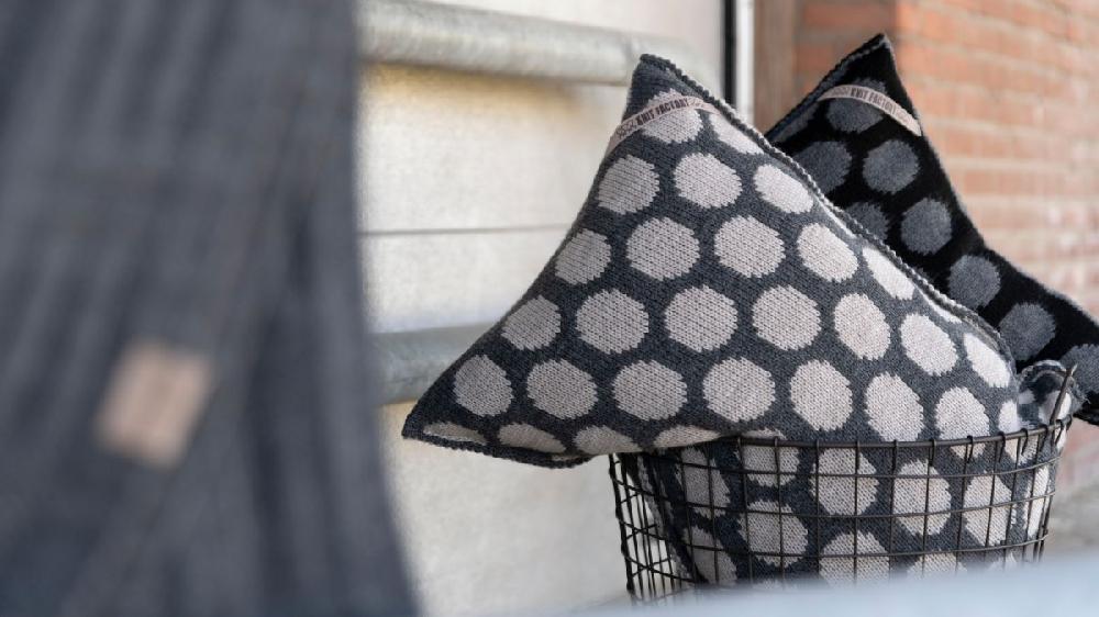 Knit Factory Cody Kussen Antraciet/Iced Clay - 60x40