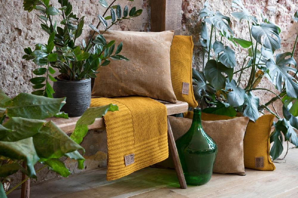 Knit Factory James Kussen New Camel - 50x50