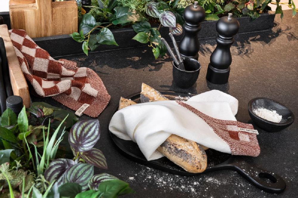 Knit Factory Theedoek Block Ecru/Chocolate