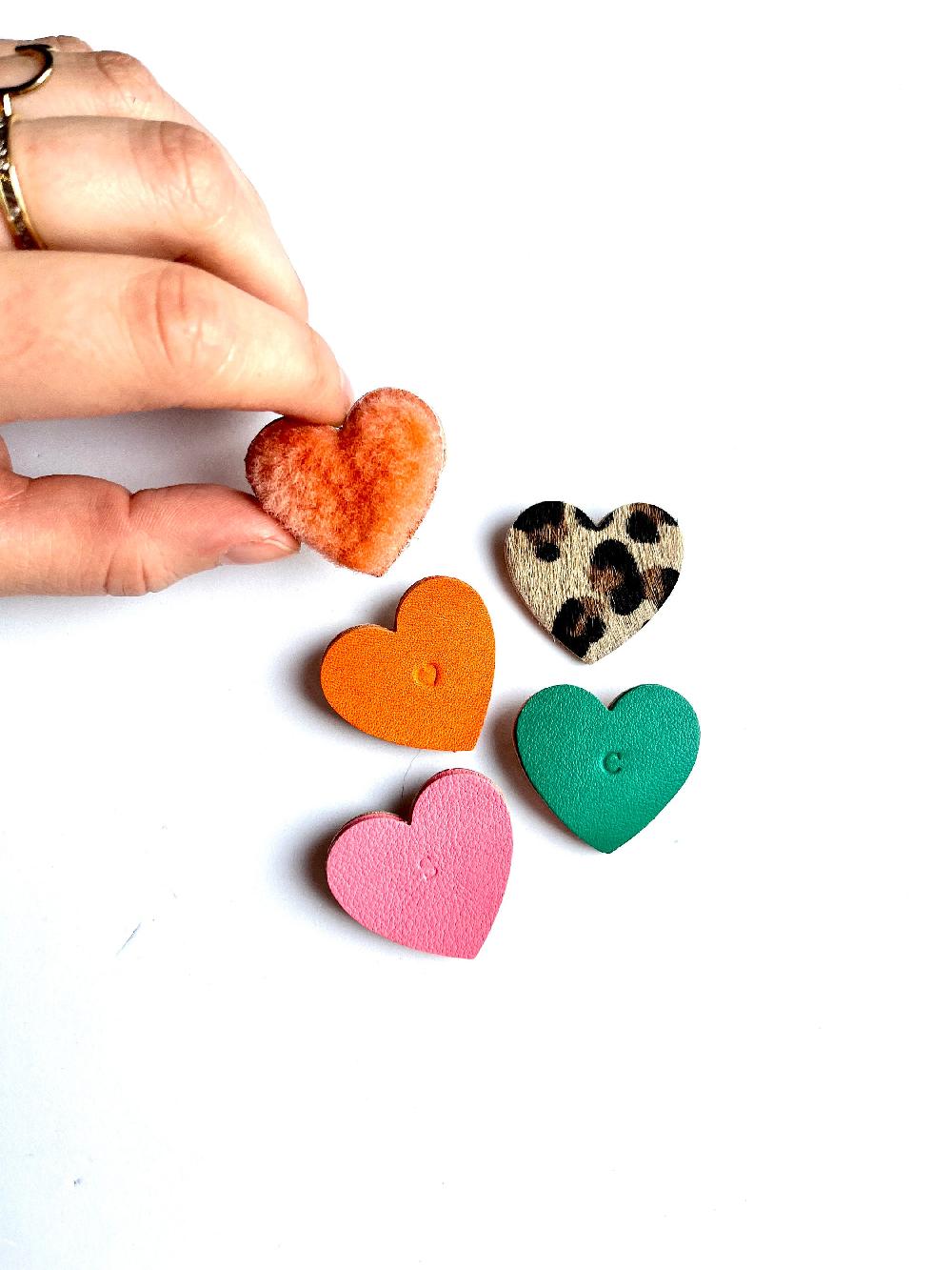 léonny cha Aanpasbare leren broche met initiaal | Gepersonaliseerd leren accessoire | Elegante broche voor vrouwen