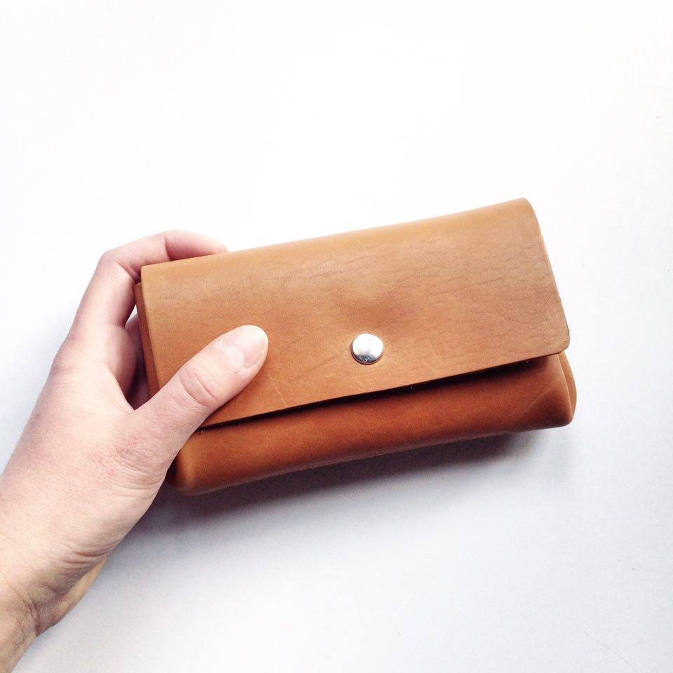 léonny cha De portemonnee een hoogwaardig naadloos praktisch en elegant leren accessoire handgemaakt door Léonny Cha léonny cha De portemonnee een hoogwaardig naadloos praktisch en elegant leren accessoire handgemaakt door Léonny Cha