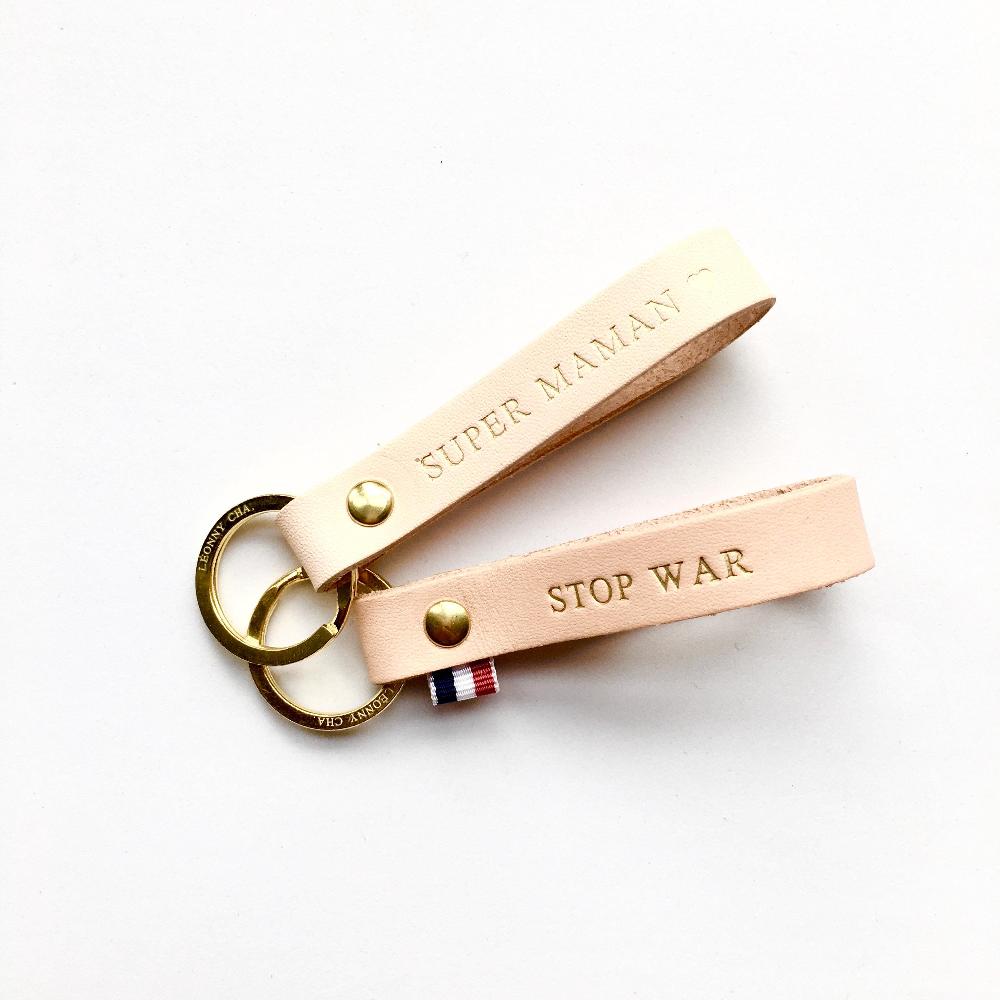 léonny cha LÉO le porte clé personnalisable recto verso en cuir NUDE