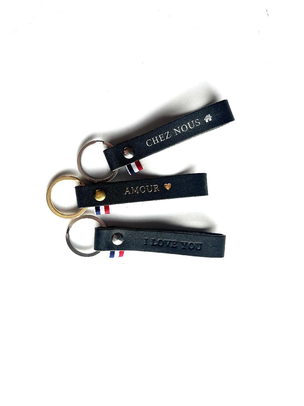léonny cha LÉO le porte clé personnalisable sur une face en cuir noir marquage a la feuille d'or ou classique