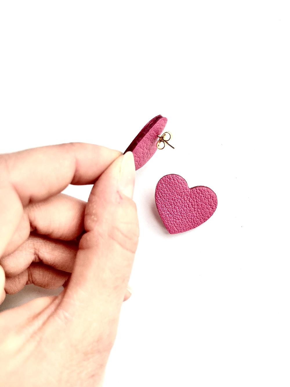 léonny cha Oorbel met leren hartje oorknopje van gerecycled leer