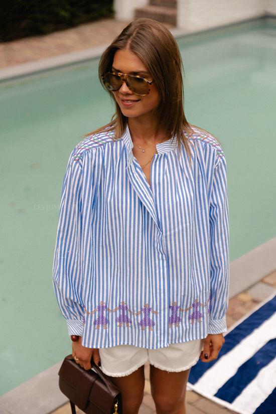 les jumelles Capucine geborduurd shirt met blauwe strepen