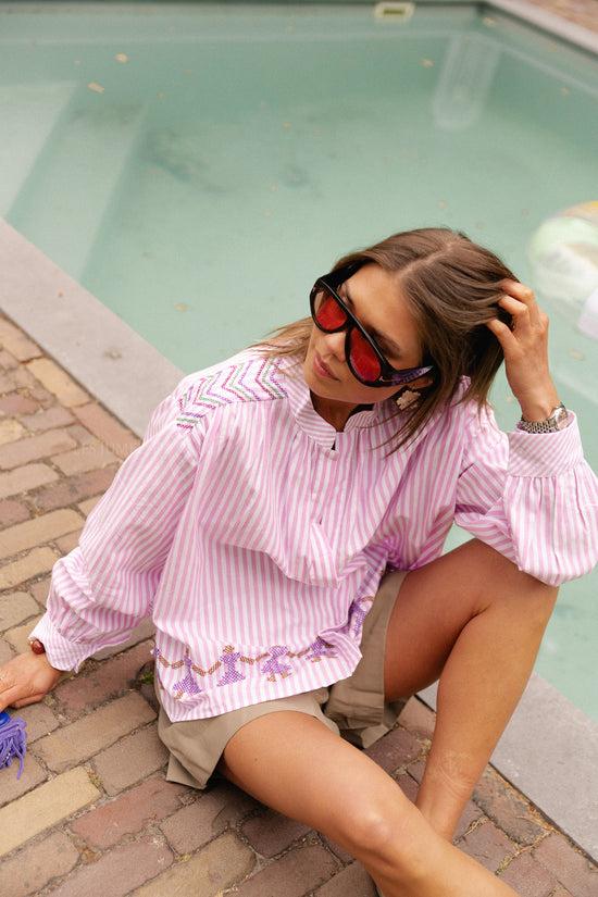 les jumelles Capucine geborduurd shirt roze strepen
