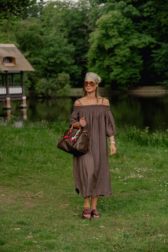 les jumelles Judith off shoulder jurk chocoladebruin