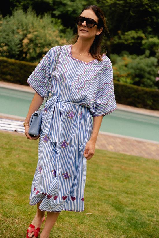 les jumelles Anna geborduurde jurk blauwe strepen