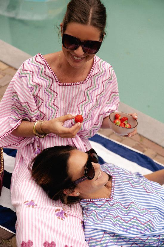 les jumelles Anna geborduurde jurk roze strepen