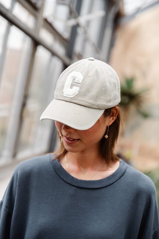 les jumelles 'C' Cap washed olive denim