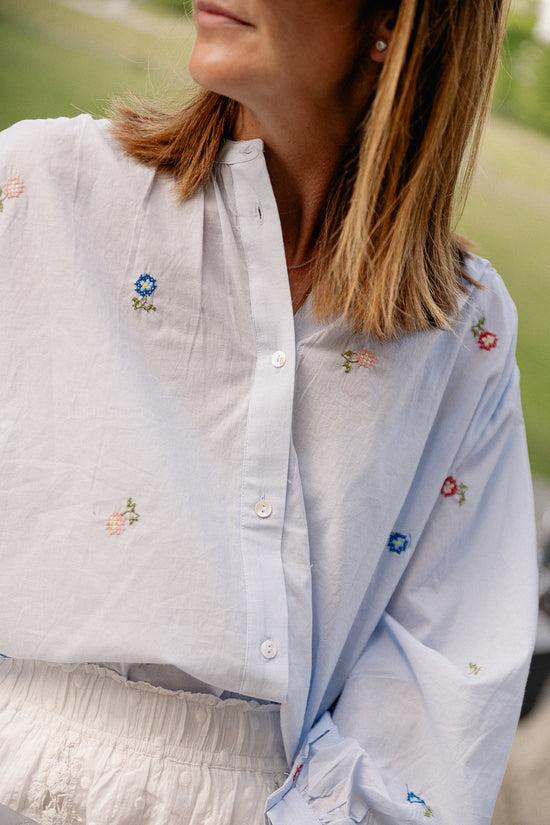 Les Jumelles Gaby Geborduurde Blouse Babyblauw