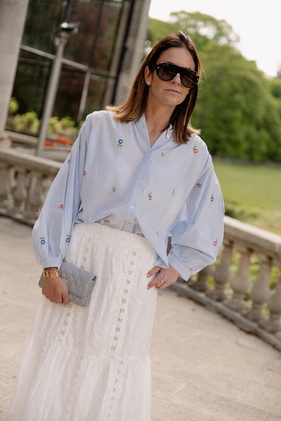 les jumelles Gaby geborduurde blouse babyblauw